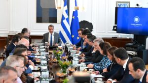 Μητσοτάκης στο Υπουργικό: “Στο πλευρό των οικογενειών των 3 πυροσβεστών – Δύσκολες ημέρες μπροστά μας με τις φωτιές”