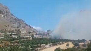 Ρεθύμνο: Νέα φωτιά στον Ασώματο – Μπαράζ μηνυμάτων του 112 με εντολές για εκκενώσεις οικισμών, βίντεο από τον απεγκλωβισμό πολιτών στην Πρέβελη