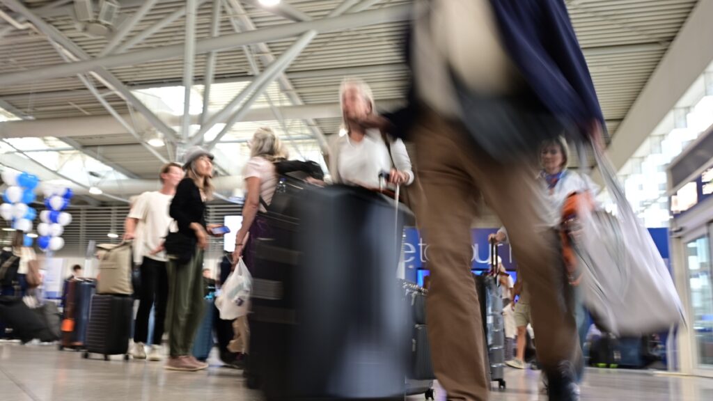 Ελληνικά αεροδρόμια: Τι κρύβεται πίσω από τις πολύωρες καθυστερήσεις πτήσεων – Οι ελεγκτές εναέριας κυκλοφορίας εξηγούν στο DEBATER