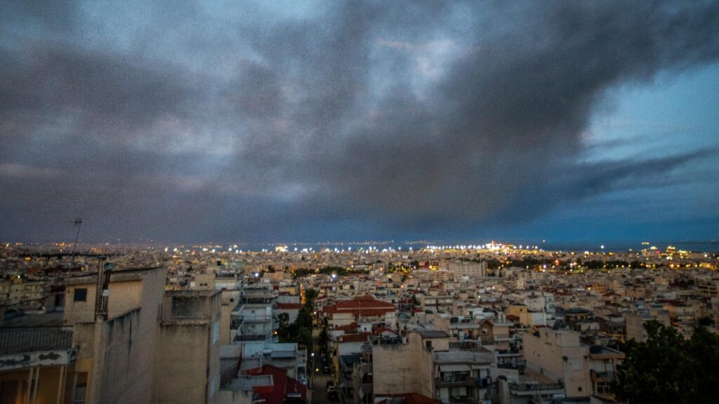 Φωτιά στο Ωραιόκαστρο: Μέχρι Αττική και Κόρινθο έφτασε το τοξικό νέφος – “Οι ουσίες μένουν στον οργανισμό για 16 χρόνια”