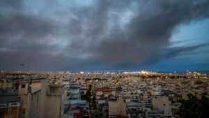 Φωτιά στο Ωραιόκαστρο: Μέχρι Αττική και Κόρινθο έφτασε το τοξικό νέφος – “Οι ουσίες μένουν στον οργανισμό για 16 χρόνια”
