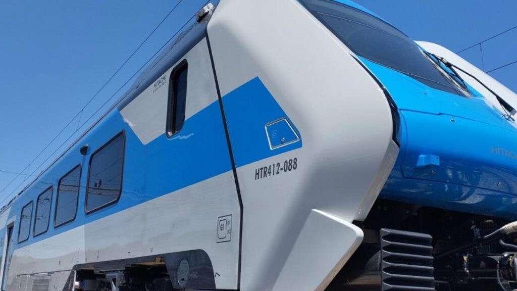 Έφτασε στη Θεσσαλονίκη ο πρώτος συρμός Blues Intercity – Νέα τρένα στην Ελλάδα μετά από δύο δεκαετίες