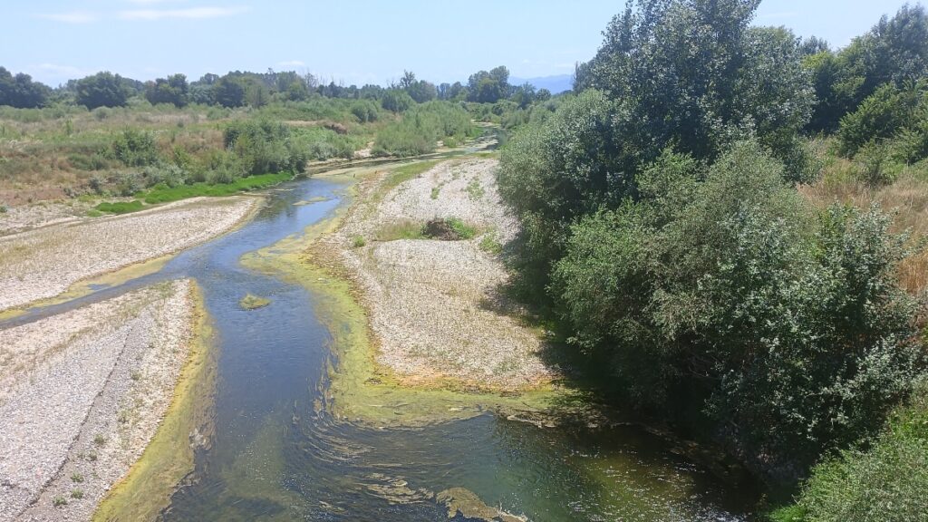 Ο Πηνειός μετατράπηκε σε… ποταμάκι – Σημαντική πτώση της ροής του ποταμού (Εικόνες)