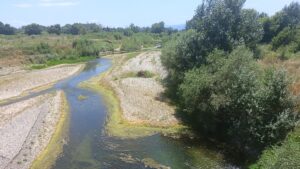 Ο Πηνειός μετατράπηκε σε… ποταμάκι – Σημαντική πτώση της ροής του ποταμού (Εικόνες)