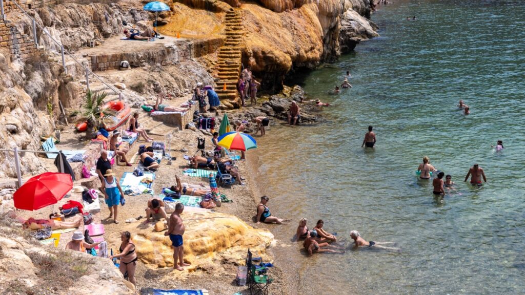 Καιρός σήμερα: Μελτέμια και υψηλές θερμοκρασίες – Σε ποιες περιοχές θα βρέξει