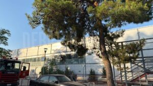 Εκτεταμένες καταστροφές από τη φωτιά στο παλιό κτίριο του θεάτρου Μπάντμιντον – Έρευνα για τα αίτια