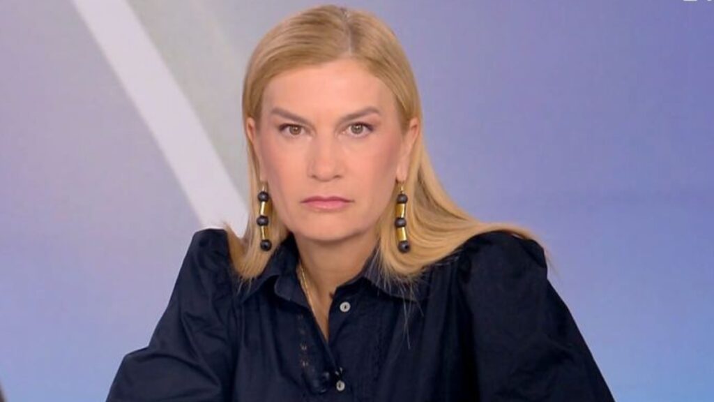Βολουδάκη για τα συνθήματα: “Αν ήταν κάποιος μέσα και άνοιγε την πόρτα, θα μπορούσε να συμβεί ό,τι με τη Βάγια Νέστορα”