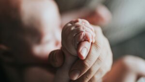 Δραματική μείωση κατά 44% σε 20 χρόνια των γεννήσεων στην Ελλάδα – Οι λόγοι πίσω από τη δημογραφική “κατάρρευση”