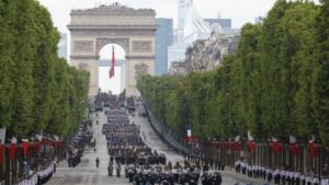 Γαλλία: Εντυπωσιακή παρέλαση παρουσία Ευρωπαίων ηγετών για την “Ημέρα της Βαστίλης” – Η τελευταία 14η Ιουλίου του Μακρόν