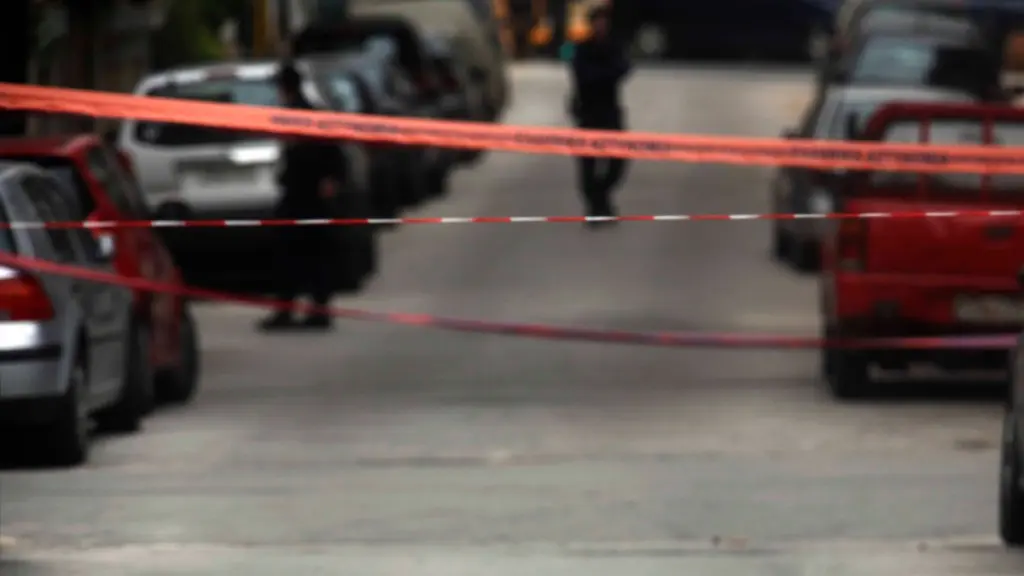 Θρίλερ στον Πειραιά: Νεαρό ζευγάρι βρέθηκε νεκρό μέσα σε αυτοκίνητο σε κλειστό γκαράζ πολυκατοικίας