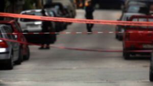 Θρίλερ στον Πειραιά: Νεαρό ζευγάρι βρέθηκε νεκρό μέσα σε αυτοκίνητο σε κλειστό γκαράζ πολυκατοικίας