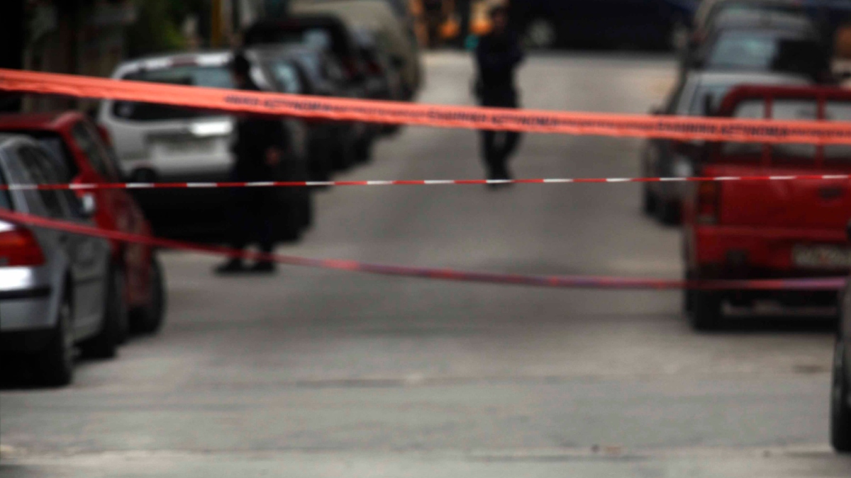Θρίλερ στον Πειραιά: Νεαρό ζευγάρι βρέθηκε νεκρό μέσα σε αυτοκίνητο σε κλειστό γκαράζ πολυκατοικίας