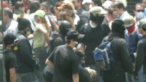 Εμπρησμός στη Marfin: “Ήταν με στολή, σαν ομάδα εκτελεστών” – Η μαρτυρία του φωτορεπόρτερ που “έπιασε” στον φακό τους δράστες