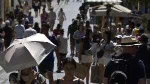 Καιρός σήμερα: Ζέστη και άνεμοι έως 7 μποφόρ στο Αιγαίο – Πού θα βρέξει μετά το μεσημέρι