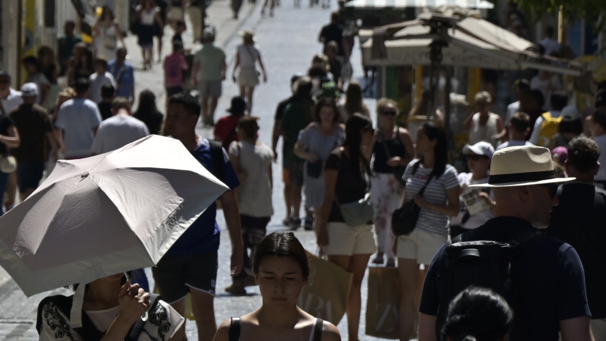 Καιρός σήμερα: Ζέστη και άνεμοι έως 7 μποφόρ στο Αιγαίο – Πού θα βρέξει μετά το μεσημέρι