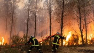 “Καταιγίδα φωτιάς” στη Γαλλία, αγώνας να σωθεί το Μπορντό ενόψει του νέου καύσωνα – Δραματικές ώρες και στην Ισπανία