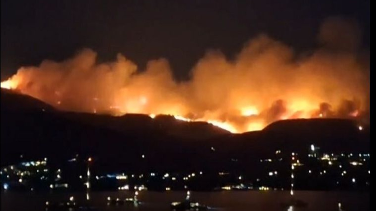 Ανεξέλεγκτη η φωτιά στην Πάρο: Νέες εκκενώσεις οικισμών, κάηκαν αποθήκες και ζώα – Ανησυχία για τους ανέμους (βίντεο)