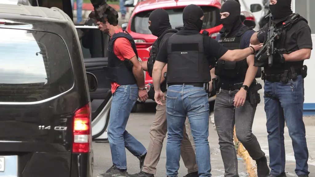 Εμπρησμός στη Marfin: Απολογούνται οι δύο 42χρονοι, αναμένεται η έκδοση της 46χρονης – Στο κάδρο δύο ακόμα άνδρες