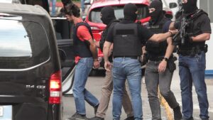 Εμπρησμός στη Marfin: Απολογούνται οι δύο 42χρονοι, αναμένεται η έκδοση της 46χρονης – Στο κάδρο δύο ακόμα άνδρες