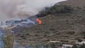 Χωρίς ενεργό μέτωπο η φωτιά στην Πάρο – “Δεν εφησυχάζουμε λόγω των ισχυρών ανέμων και των αναζωπυρώσεων”
