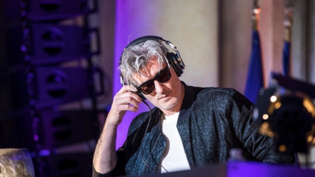 Η τελευταία εμφάνιση του DJ Kavinsky στη συναυλία του The Weeknd στο Παρίσι (βίντεο)