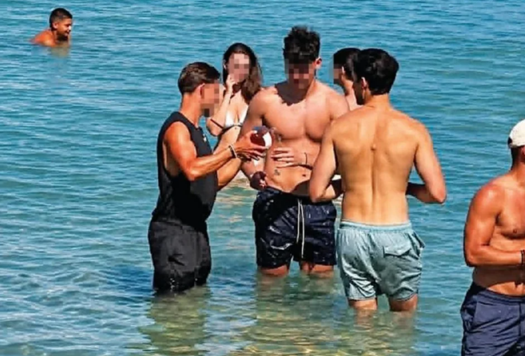 Πάρος: Aντιδράσεις στα social media για τον σερβιτόρο που σερβίρει κρασί μέσα στη θάλασσα (Εικόνες)