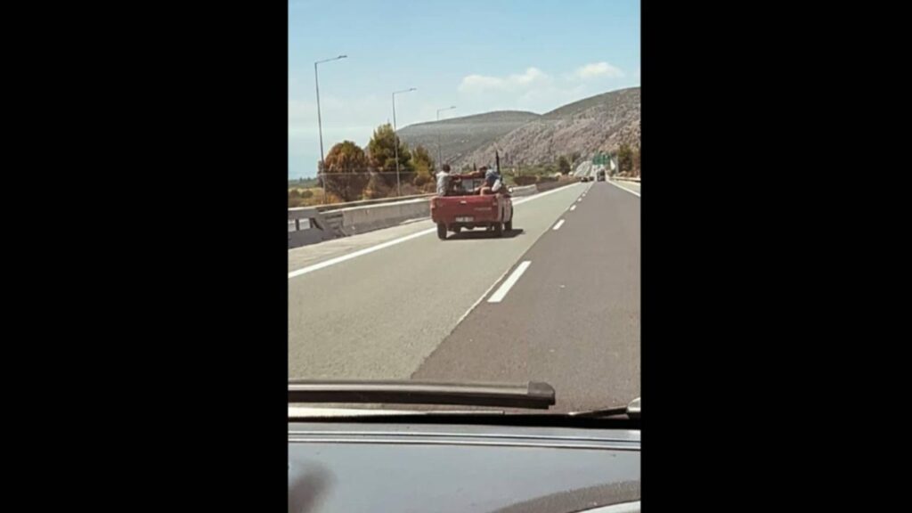 Εθνική Οδός: Αγροτικό μετέφερε επιβάτες στην καρότσα κινούμενο στην αριστερή λωρίδα – Δείτε Βίντεο