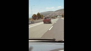 Εθνική Οδός: Αγροτικό μετέφερε επιβάτες στην καρότσα κινούμενο στην αριστερή λωρίδα – Δείτε Βίντεο