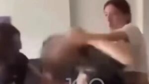 Αλβανία: Σάλος από τον άγριο ξυλοδαρμό 17χρονης από συνομίληκές της – Τραβούσαν βίντεο κατα τη διάρκεια της επίθεσης