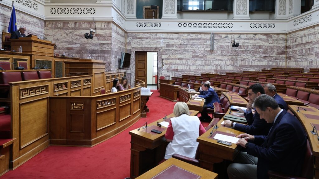 Επιτροπή Αναθεώρησης του Συντάγματος: «Ναι» από τη Νέα Δημοκρατία, «παρών» και «όχι» από το ΠΑΣΟΚ