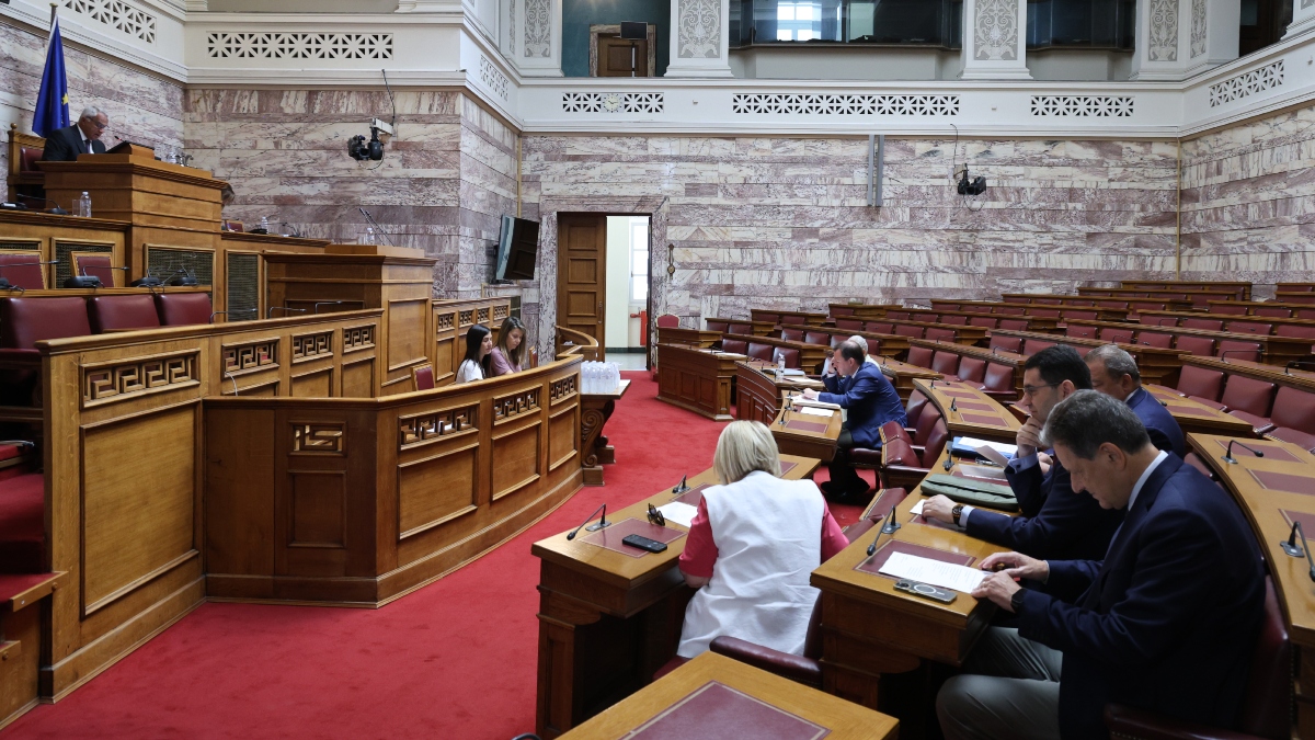 Επιτροπή Αναθεώρησης του Συντάγματος: «Ναι» από τη Νέα Δημοκρατία, «παρών» και «όχι» από το ΠΑΣΟΚ