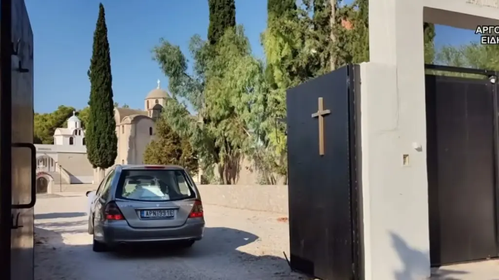 Ανείπωτος θρήνος στην κηδεία του 20χρονου Θοδωρή από το Άργος – Σε λευκό φέρετρο η σορός του (βίντεο)