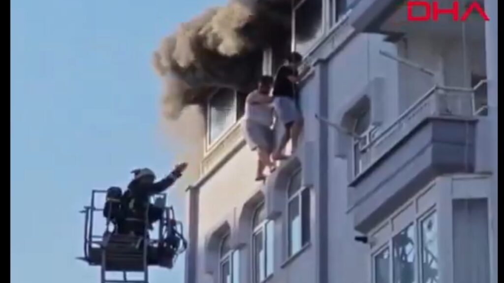 Δραματικές στιγμές σε φλεγόμενο διαμέρισμα στην Αττάλεια – Βγήκαν στο περβάζι για να ξεφύγουν από την φωτιά