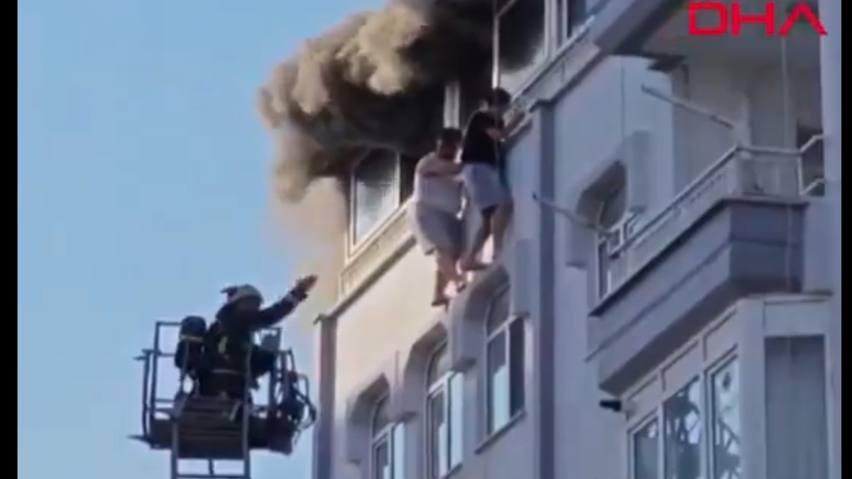 Δραματικές στιγμές σε φλεγόμενο διαμέρισμα στην Αττάλεια – Βγήκαν στο περβάζι για να ξεφύγουν από την φωτιά