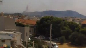 Φωτιά στις Αχαρνές Αττικής – Κοντά σε κατοικίες η πυρκαγιά, επιχειρούν 3 εναέρια μέσα