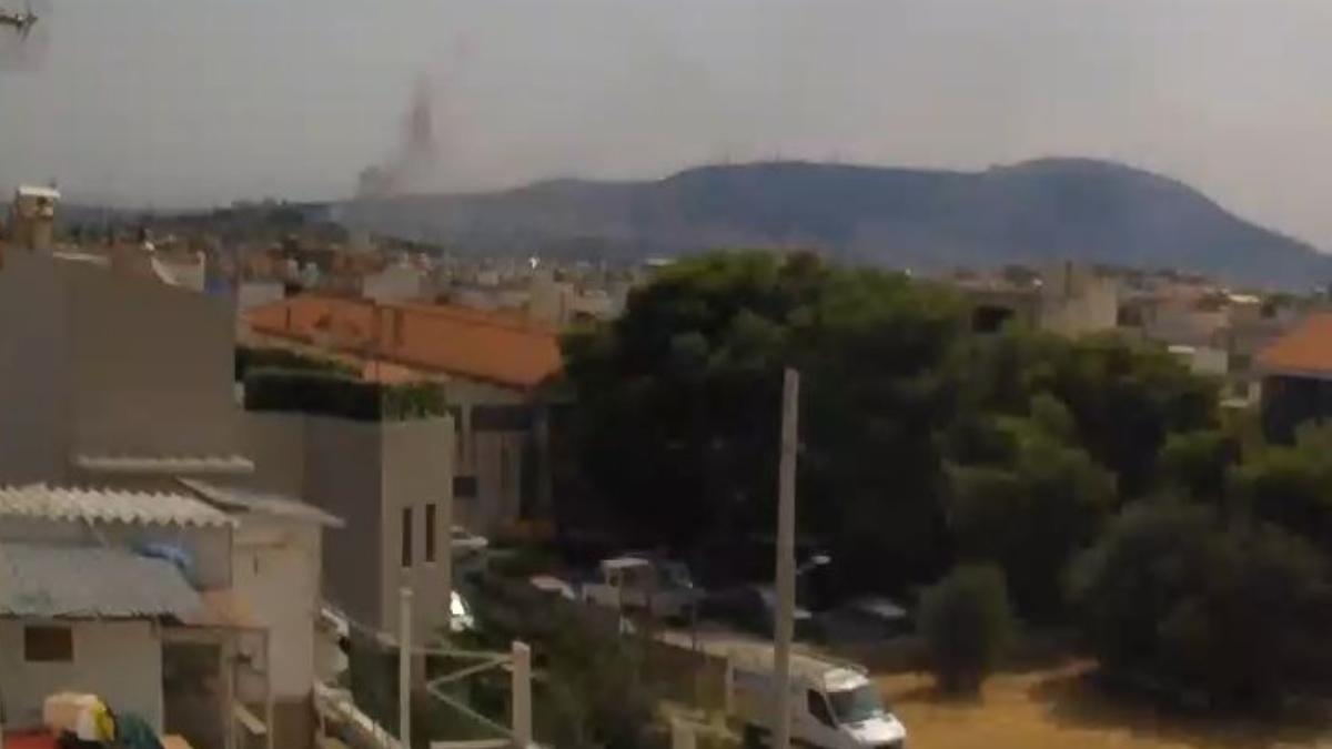 Φωτιά στις Αχαρνές Αττικής – Κοντά σε κατοικίες η πυρκαγιά, επιχειρούν 3 εναέρια μέσα