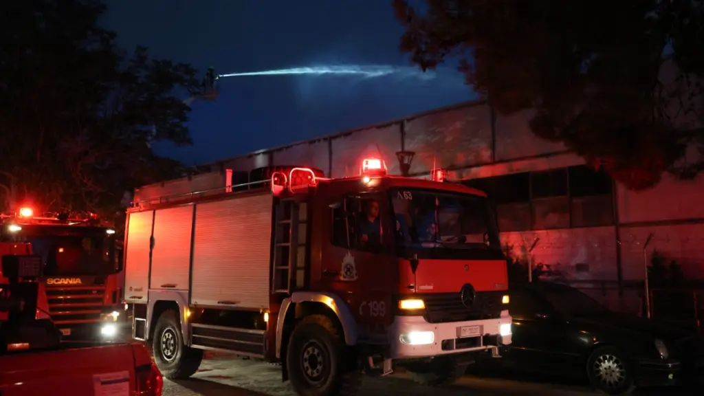 Φωτιά στο παλιό κτίριο του Μπάντμιντον στο Πάρκο Γουδή: Κατέρρευσε μέρος της οροφής – Περιορίστηκε η φωτιά, κυκλοφοριακές ρυθμίσεις στο σημείο