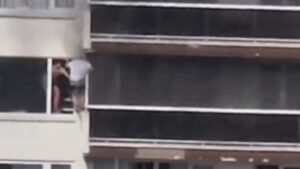 Πυρκαγιά στο Βέλγιο: Συγκλονιστικό βίντεο με άνδρα που έσωσε τον γείτονά του από το μπαλκόνι