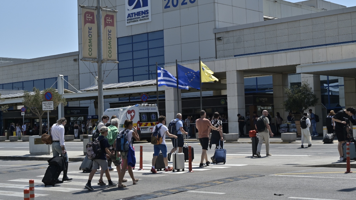 Το αδιαχώρητο στο αεροδρόμιο «Ελευθέριος Βενιζέλος» – Ο φετινός Ιούλιος έσπασε το μεγαλύτερο περσινό ρεκόρ