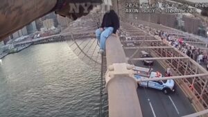Μπρούκλιν: Η δραματική διάσωση γυναίκας που κρεμάστηκε από γέφυρα για να αυτοκτονήσει – “Μην το κάνεις σε παρακαλώ” (βίντεο)