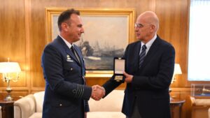 Νίκος Δένδιας: Συνάντησε τον πιλότο που έκανε την αναγκαστική προσγείωση του F16 στην Ζάκυνθο