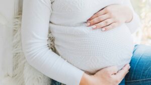 Καλλιθέα: Η 37χρονη έγκυος κάλεσε την αστυνομία μόνη της – Ο σύντροφος την ξυλοκόπησε και έφυγε, τι εξετάζει η ΕΛΑΣ