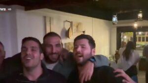 Εθνική πόλο: Γλέντι μέχρι πρωίας σε ταβέρνα μετά το ιστορικό χρυσό στο World Cup – Δείτε βίντεο