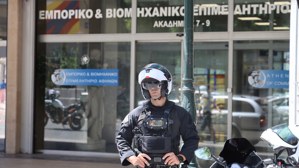 Τηλεφώνημα για βόμβα στο κτίριο του ΕΒΕΑ στην Ακαδημίας – Έρευνες από κλιμάκιο του ΤΕΕΜ (εικόνες)