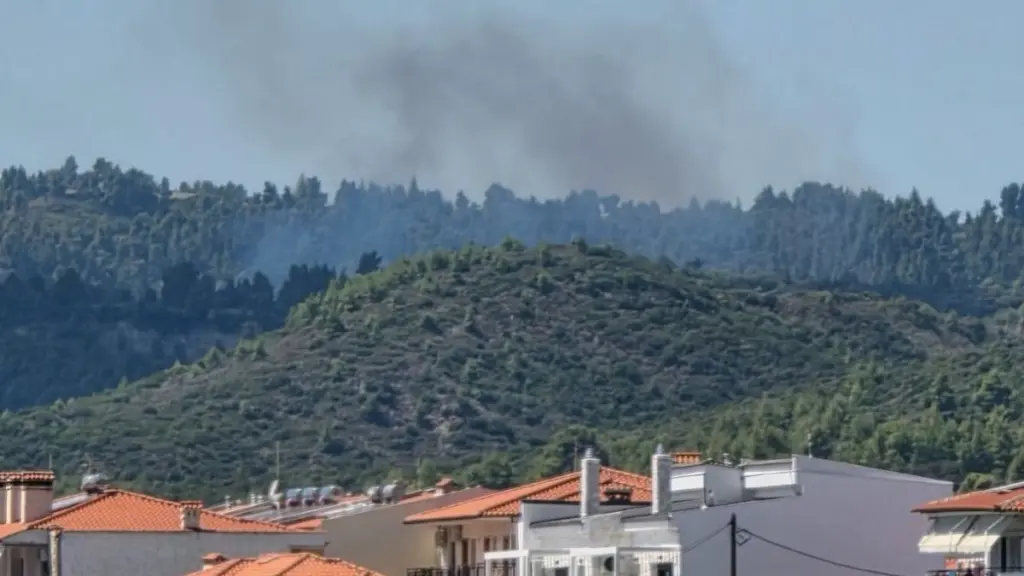 Υπό έλεγχο η φωτιά στη Μόλα Καλύβα Χαλκιδικής – Παραμένουν στο σημείο ισχυρές δυνάμεις