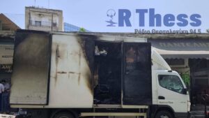 Θεσσαλονίκη: Φορτηγό τυλίχθηκε στις φλόγες εν κινήσει στην Γιαννιτσών (βίντεο)
