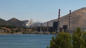 Φωτιά στο Μηλάκι Αλιβερίου Ευβοίας – Ήχησε το 112, καίει δίπλα σε εργοστάσιο και σπίτια (Φωτογραφίες)