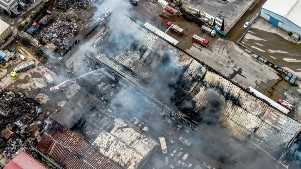 Φωτιά σε εργοστάσιο στον Ασπρόπυργο: Δυο συλλήψεις για την έκρηξη – Στους 15 οι τραυματίες