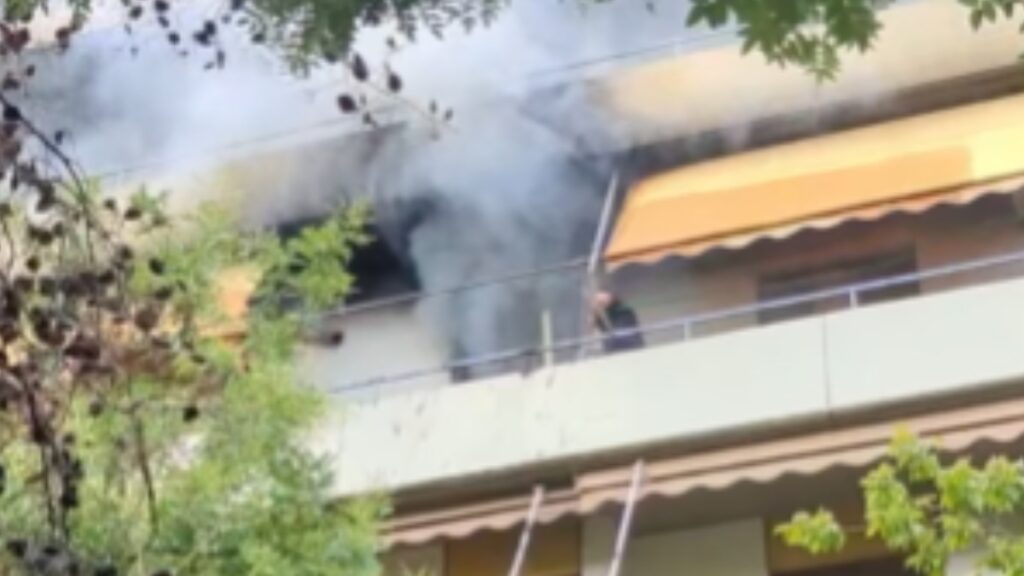 Πυρκαγιά σε διαμέρισμα στα Άνω Πατήσια (βίντεο)