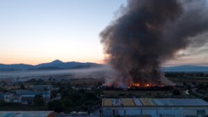 Κόλαση φωτιάς σε εταιρεία ανακύκλωσης στο Ομορφοχώρι Λάρισας – Ολονύχτια μάχη με τις φλόγες, ήχησε το 112 (Βίντεο)
